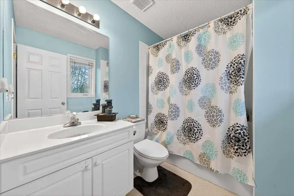 15 Cedarview Mews SW Calgary AB T2W6H8
