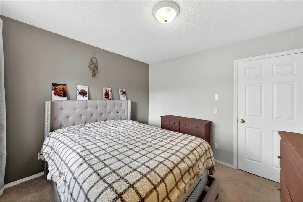 15 Cedarview Mews SW Calgary AB T2W6H8