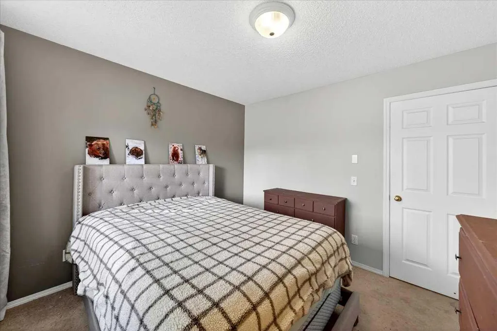 15 Cedarview Mews SW Calgary AB T2W6H8