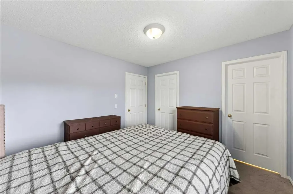 15 Cedarview Mews SW Calgary AB T2W6H8