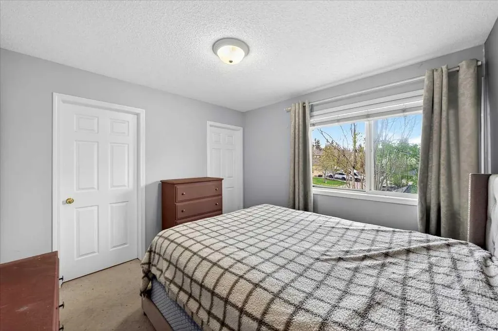 15 Cedarview Mews SW Calgary AB T2W6H8