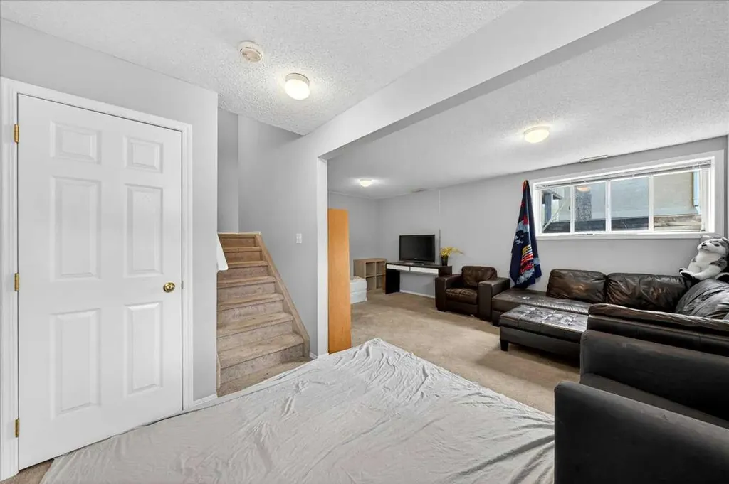 15 Cedarview Mews SW Calgary AB T2W6H8
