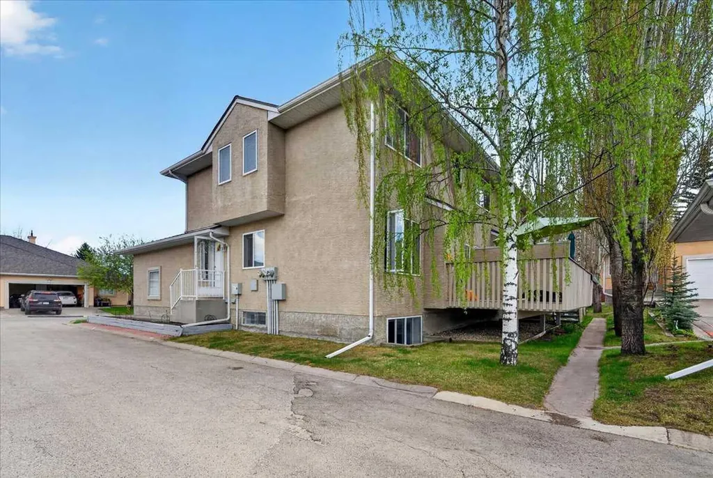15 Cedarview Mews SW Calgary AB T2W6H8