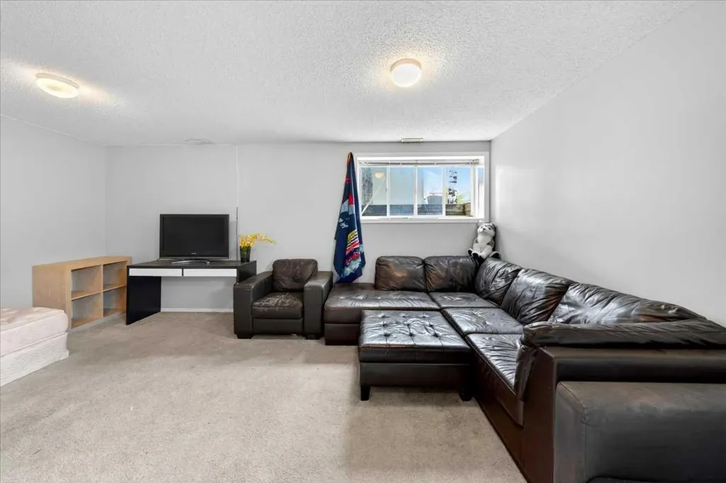 15 Cedarview Mews SW Calgary AB T2W6H8
