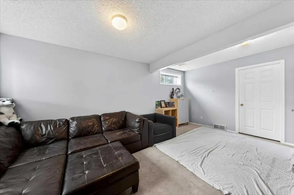 15 Cedarview Mews SW Calgary AB T2W6H8
