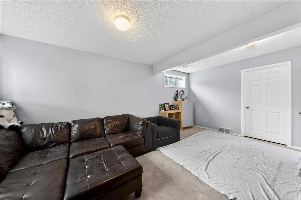 15 Cedarview Mews SW Calgary AB T2W6H8