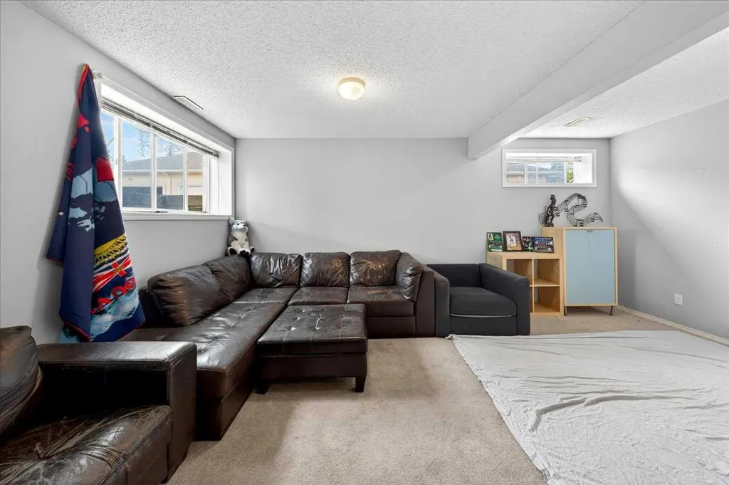 15 Cedarview Mews SW Calgary AB T2W6H8