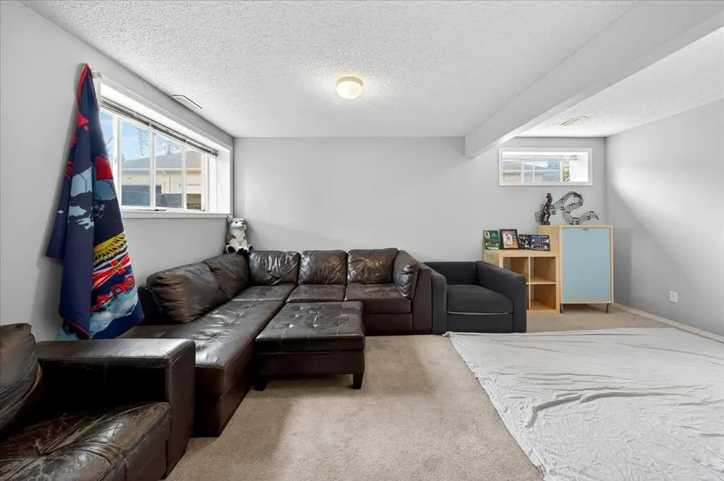 15 Cedarview Mews SW Calgary AB T2W6H8