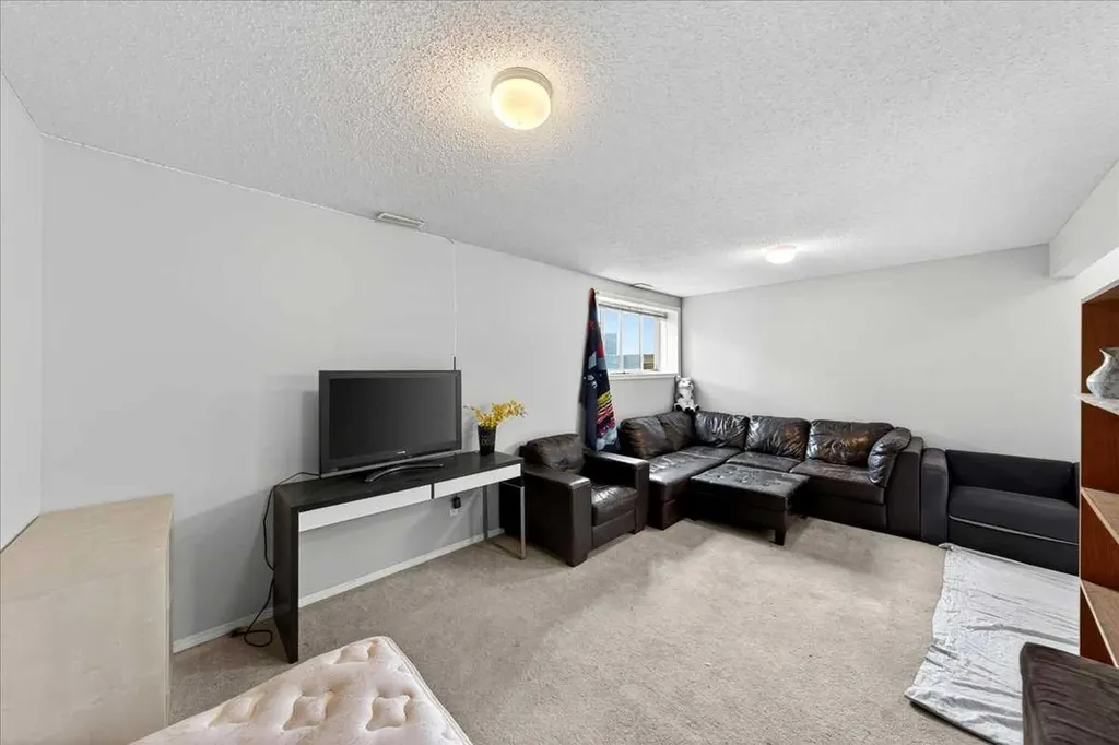 15 Cedarview Mews SW Calgary AB T2W6H8