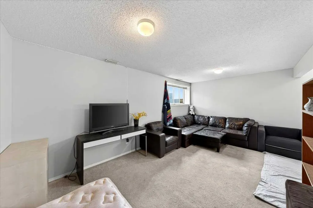15 Cedarview Mews SW Calgary AB T2W6H8
