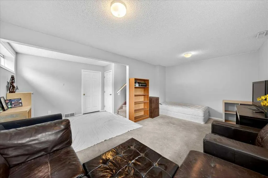 15 Cedarview Mews SW Calgary AB T2W6H8