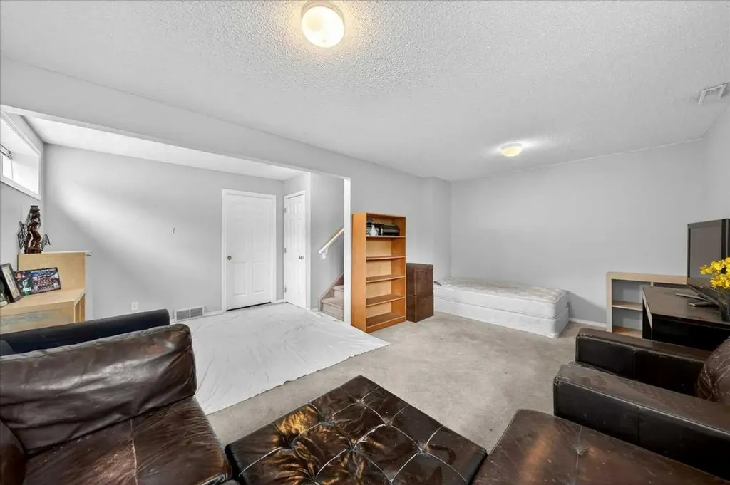 15 Cedarview Mews SW Calgary AB T2W6H8