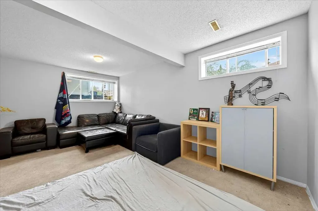 15 Cedarview Mews SW Calgary AB T2W6H8