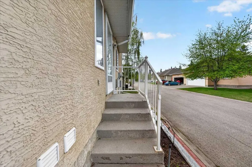 15 Cedarview Mews SW Calgary AB T2W6H8