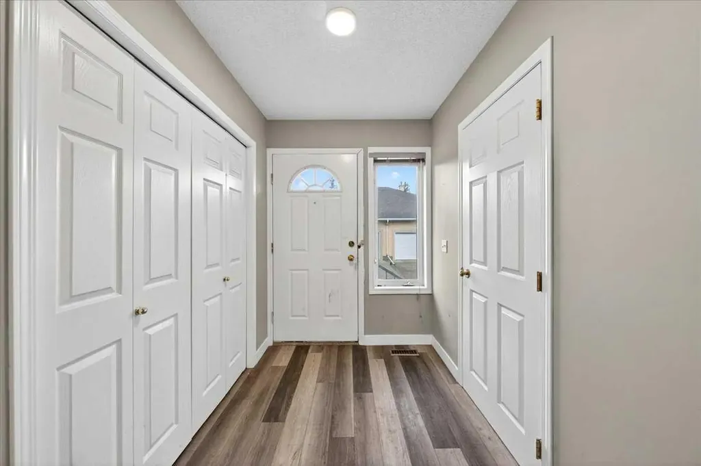 15 Cedarview Mews SW Calgary AB T2W6H8
