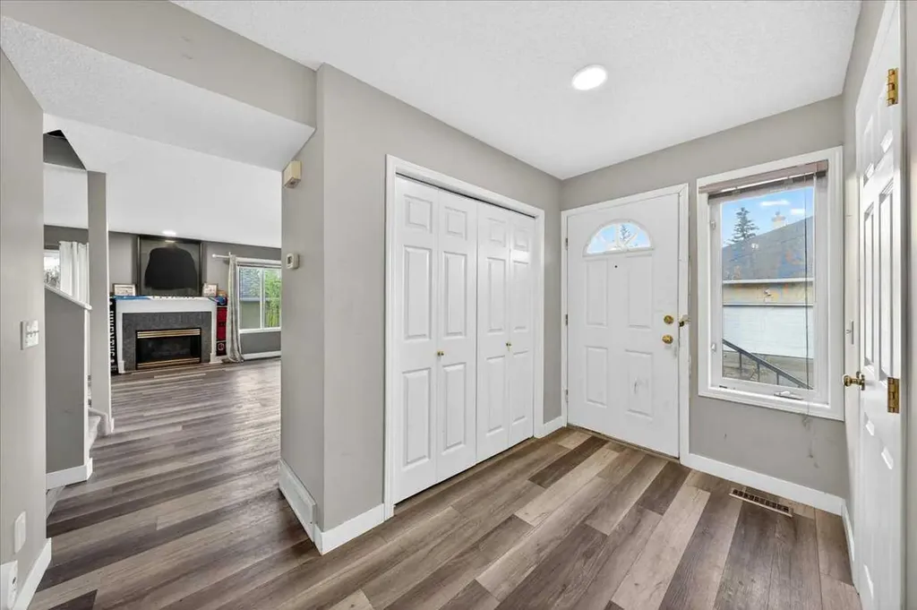 15 Cedarview Mews SW Calgary AB T2W6H8