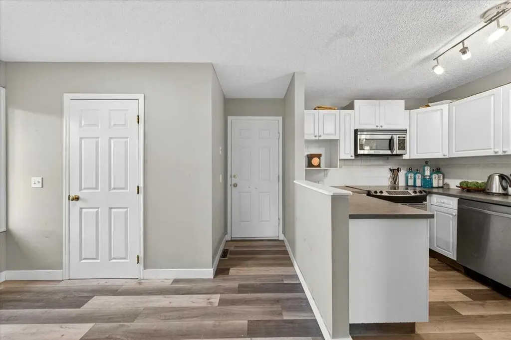 15 Cedarview Mews SW Calgary AB T2W6H8