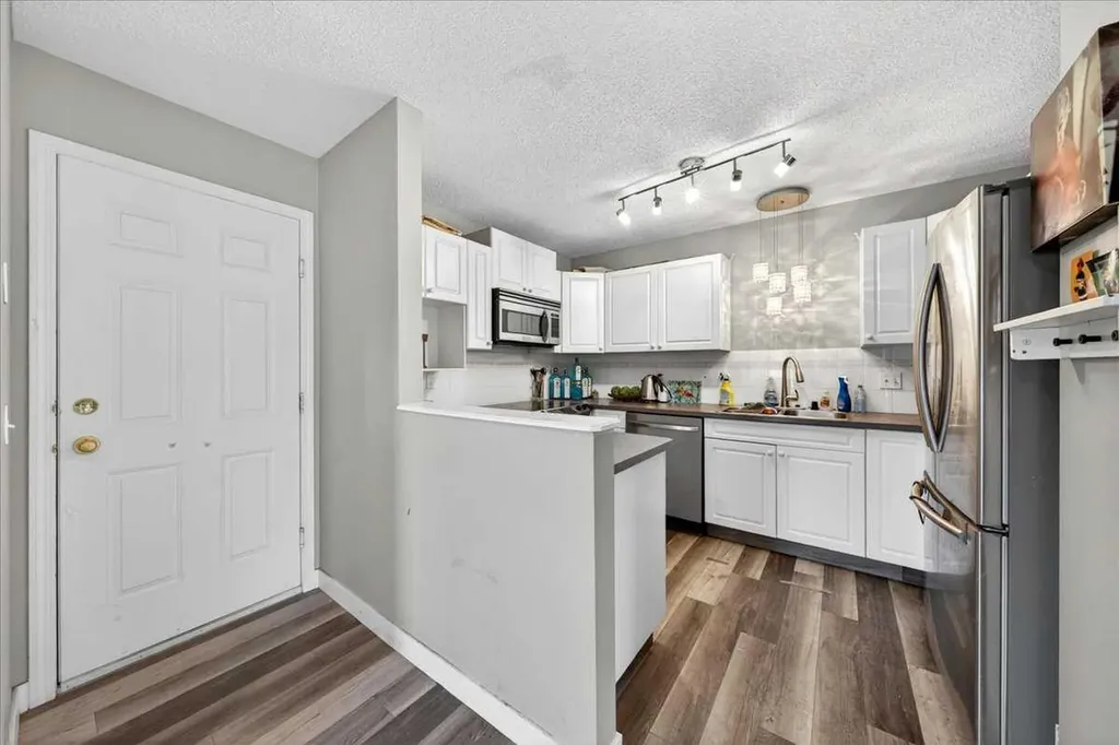 15 Cedarview Mews SW Calgary AB T2W6H8