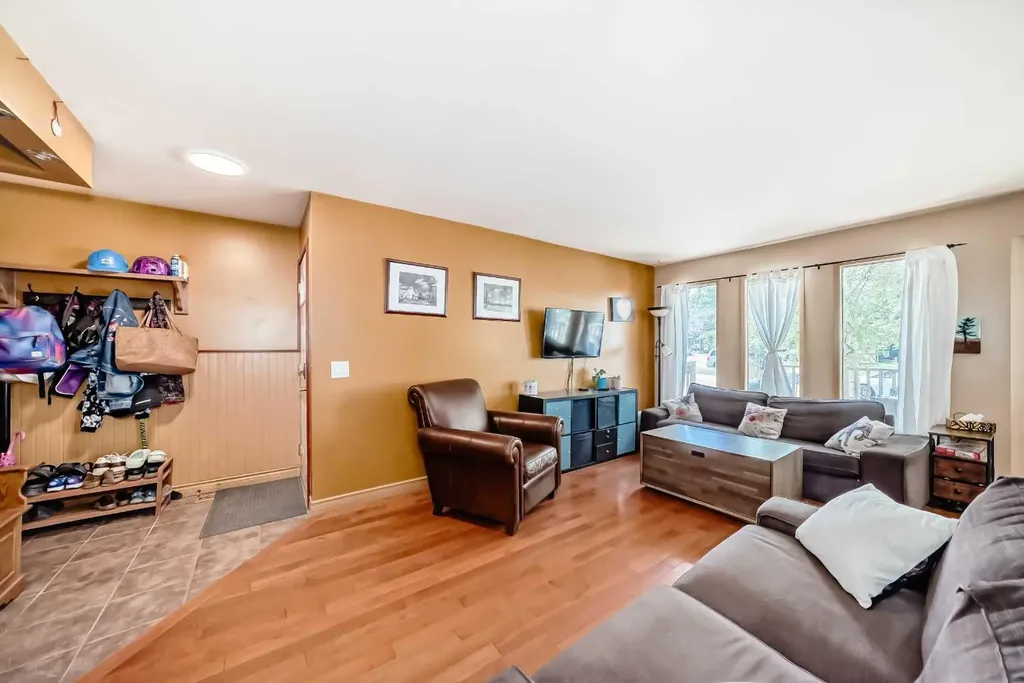 52 Beacham Road NW Calgary AB T3K 1S4