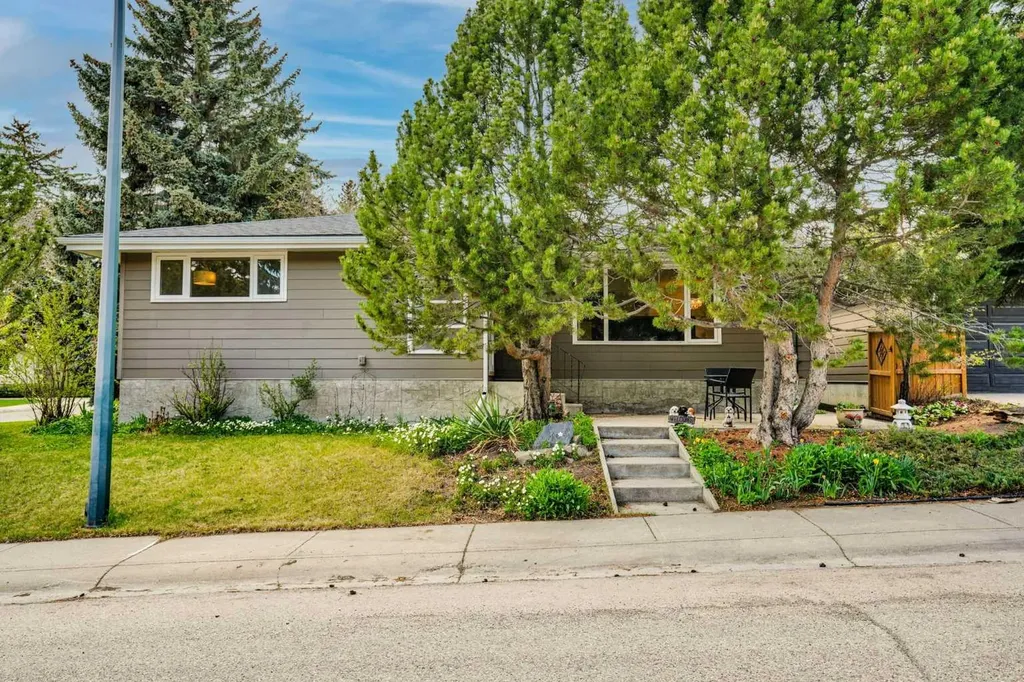 2704 Chandler Road NW Calgary AB T2L 1E5