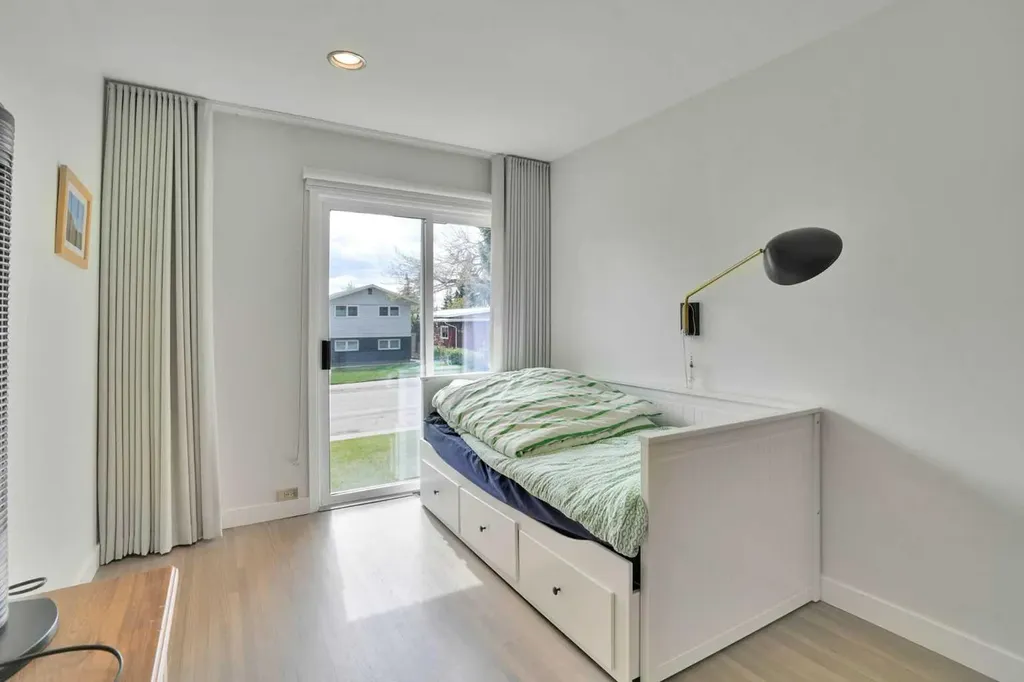 2704 Chandler Road NW Calgary AB T2L 1E5
