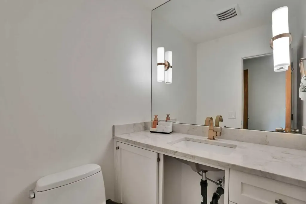 2704 Chandler Road NW Calgary AB T2L 1E5