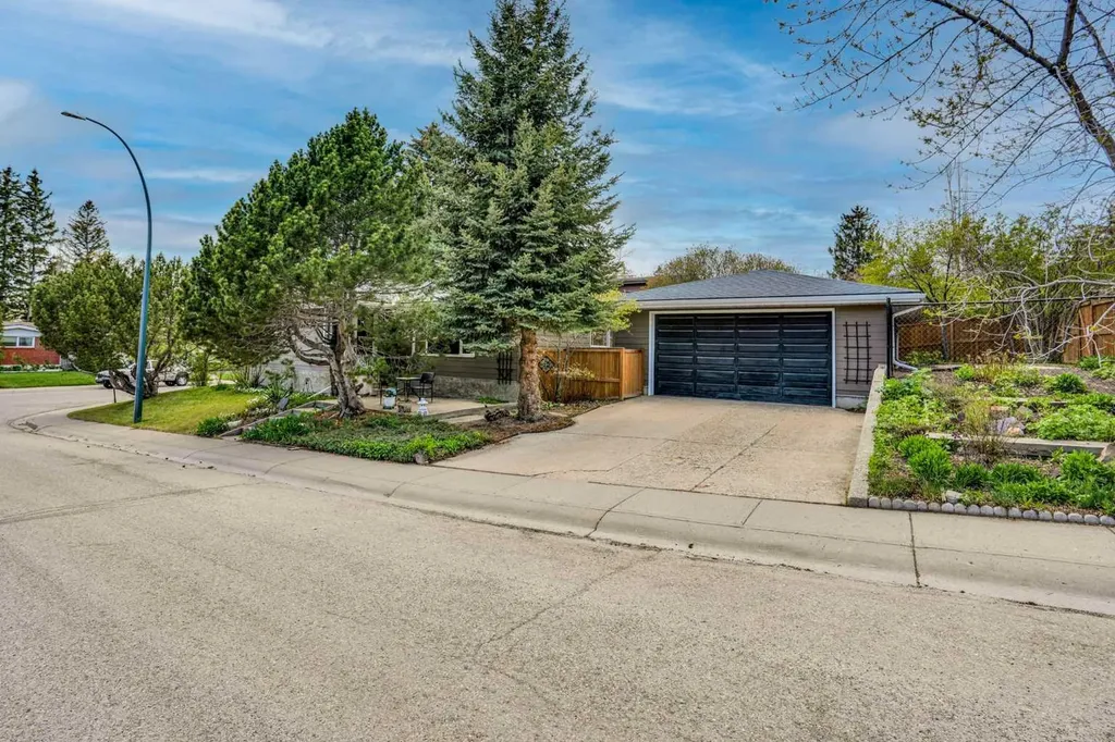 2704 Chandler Road NW Calgary AB T2L 1E5