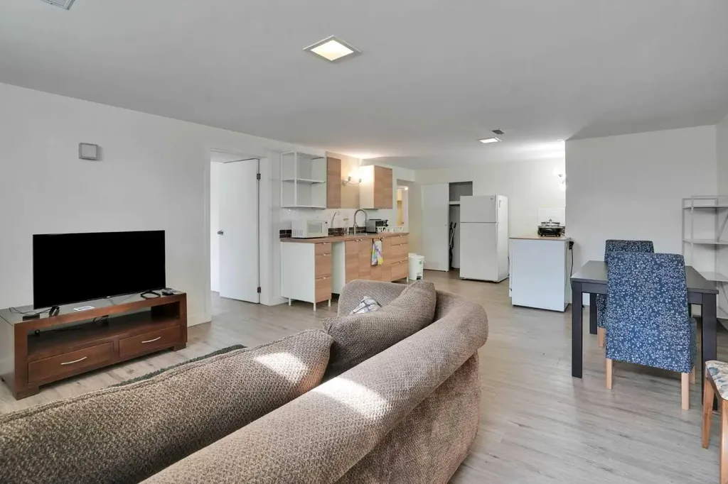 2704 Chandler Road NW Calgary AB T2L 1E5