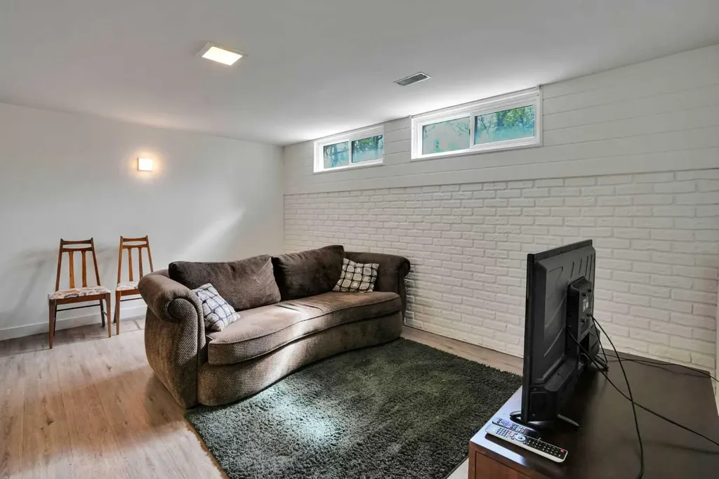 2704 Chandler Road NW Calgary AB T2L 1E5