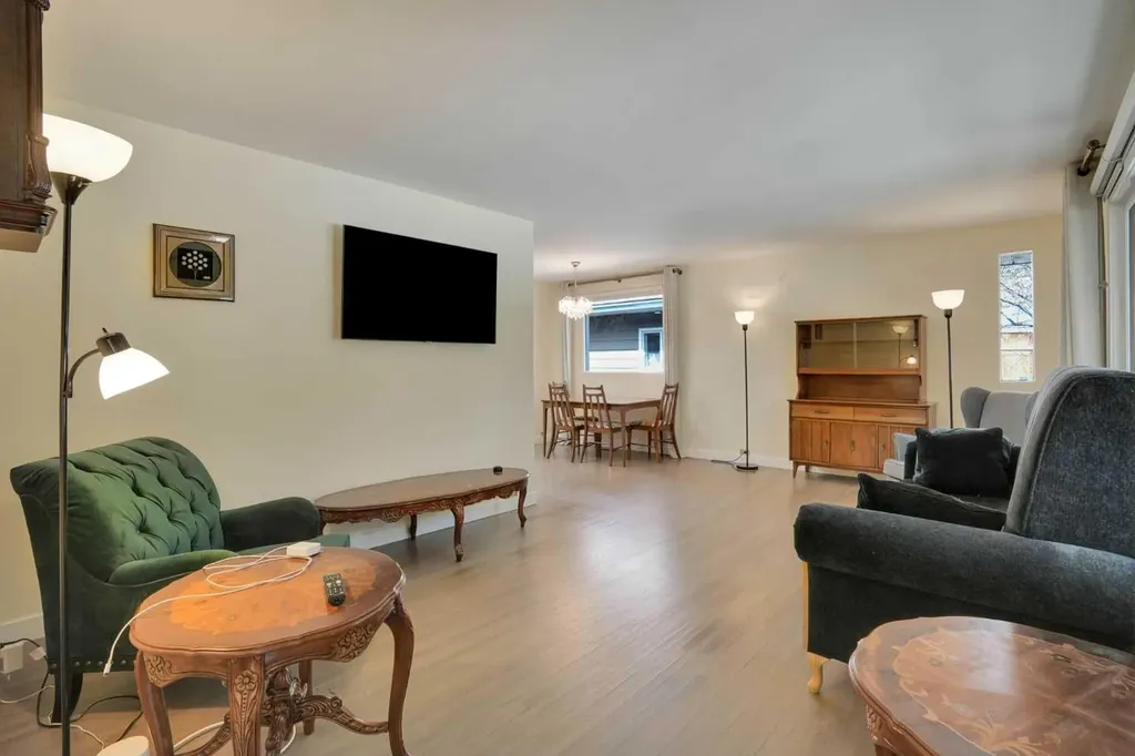 2704 Chandler Road NW Calgary AB T2L 1E5