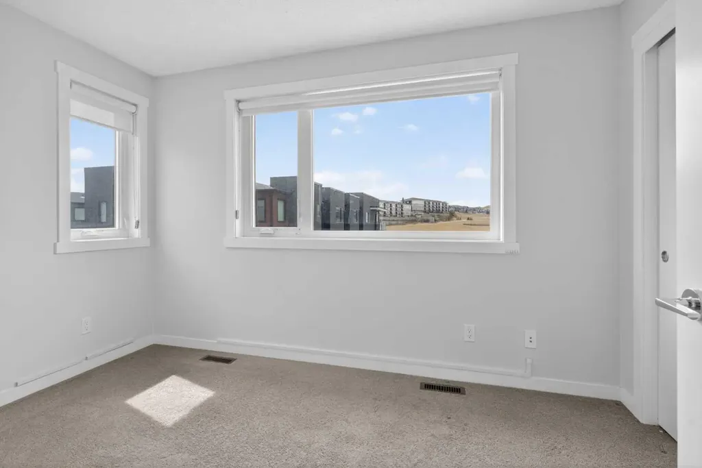 218 Sherwood Square NW Calgary AB T3R 0Y2