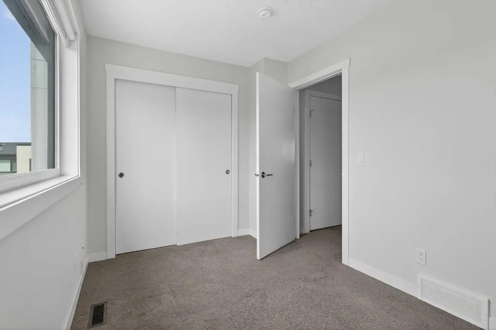218 Sherwood Square NW Calgary AB T3R 0Y2