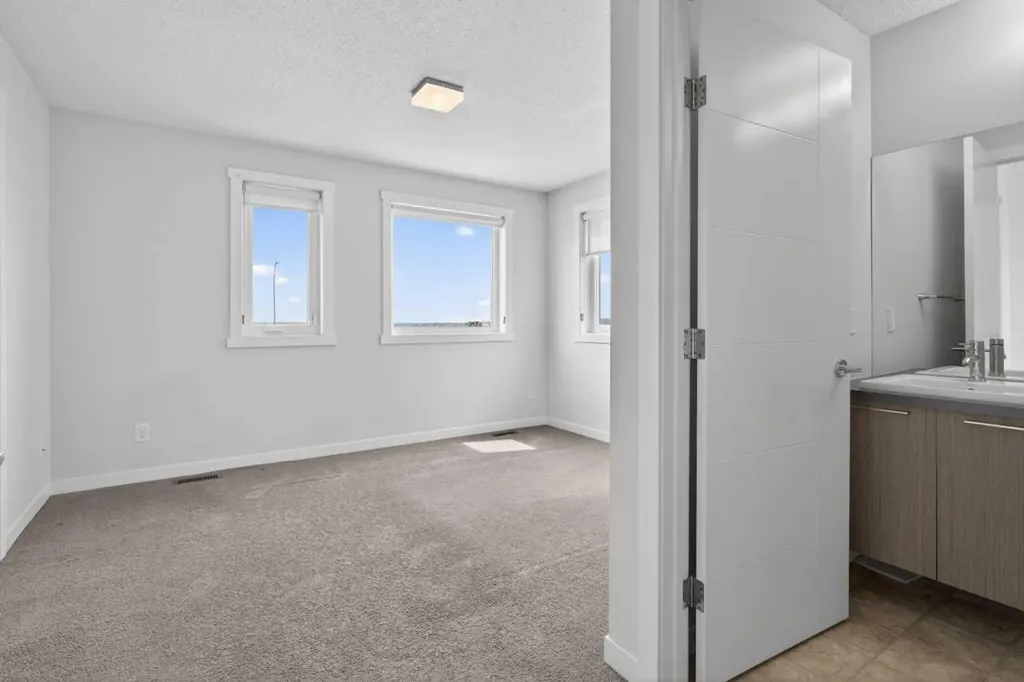 218 Sherwood Square NW Calgary AB T3R 0Y2