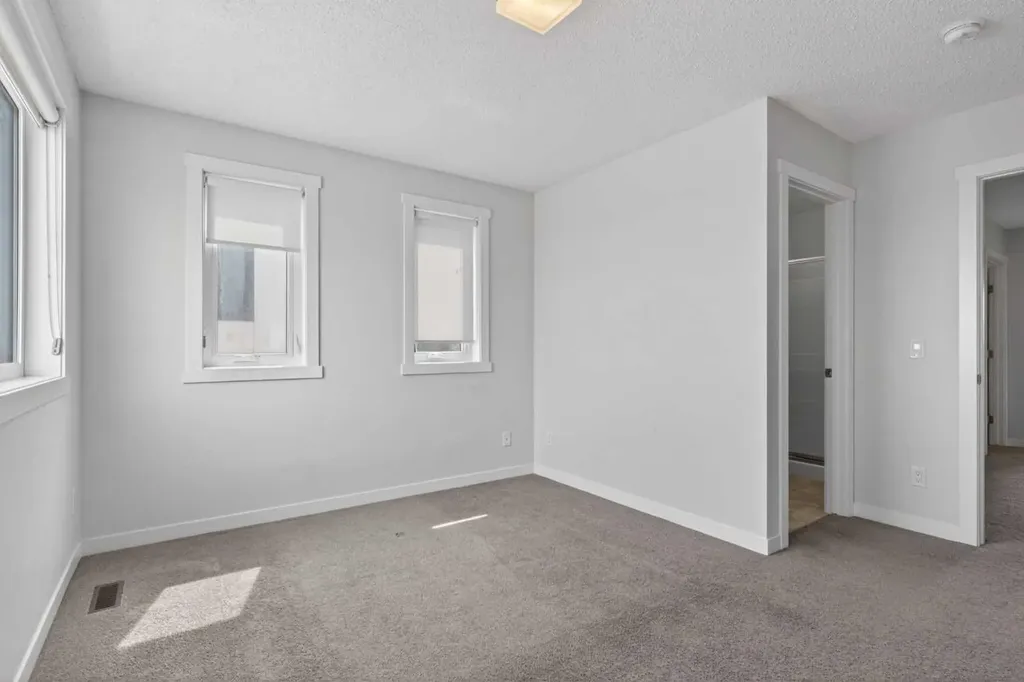 218 Sherwood Square NW Calgary AB T3R 0Y2