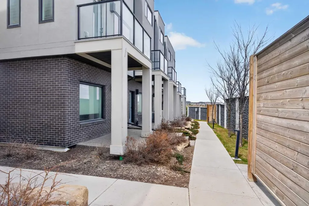 218 Sherwood Square NW Calgary AB T3R 0Y2