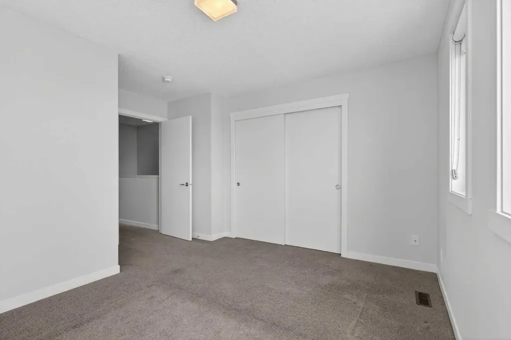218 Sherwood Square NW Calgary AB T3R 0Y2