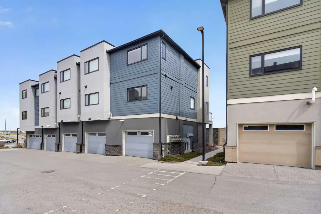 218 Sherwood Square NW Calgary AB T3R 0Y2