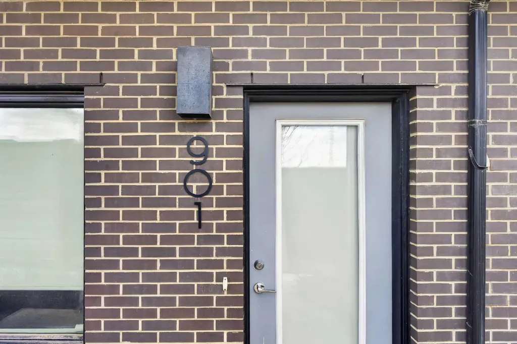 218 Sherwood Square NW Calgary AB T3R 0Y2