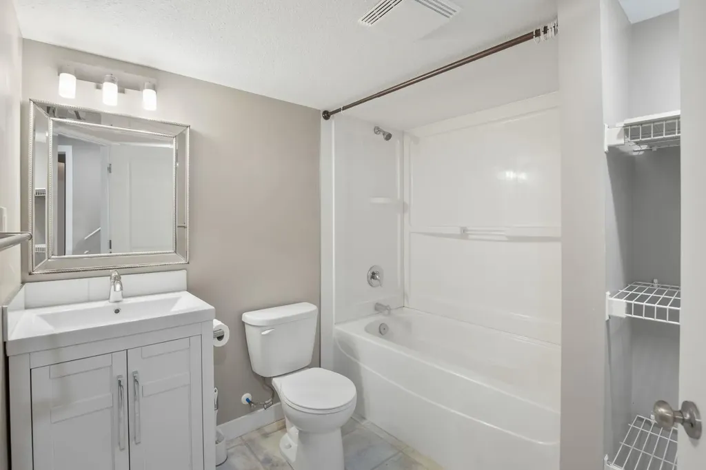 39 Olsen Street Red Deer AB T4N 5B8