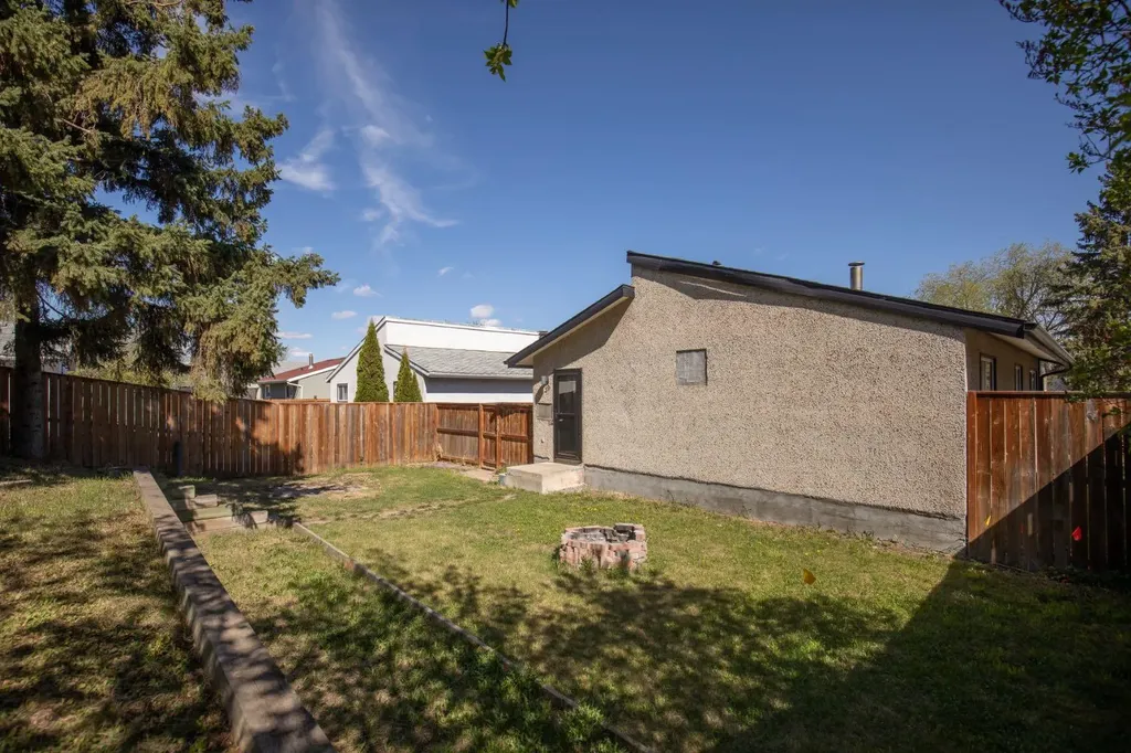 39 Olsen Street Red Deer AB T4N 5B8