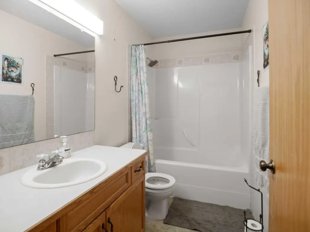 5228 41 Street Crescent Innisfail AB T4G 1W5