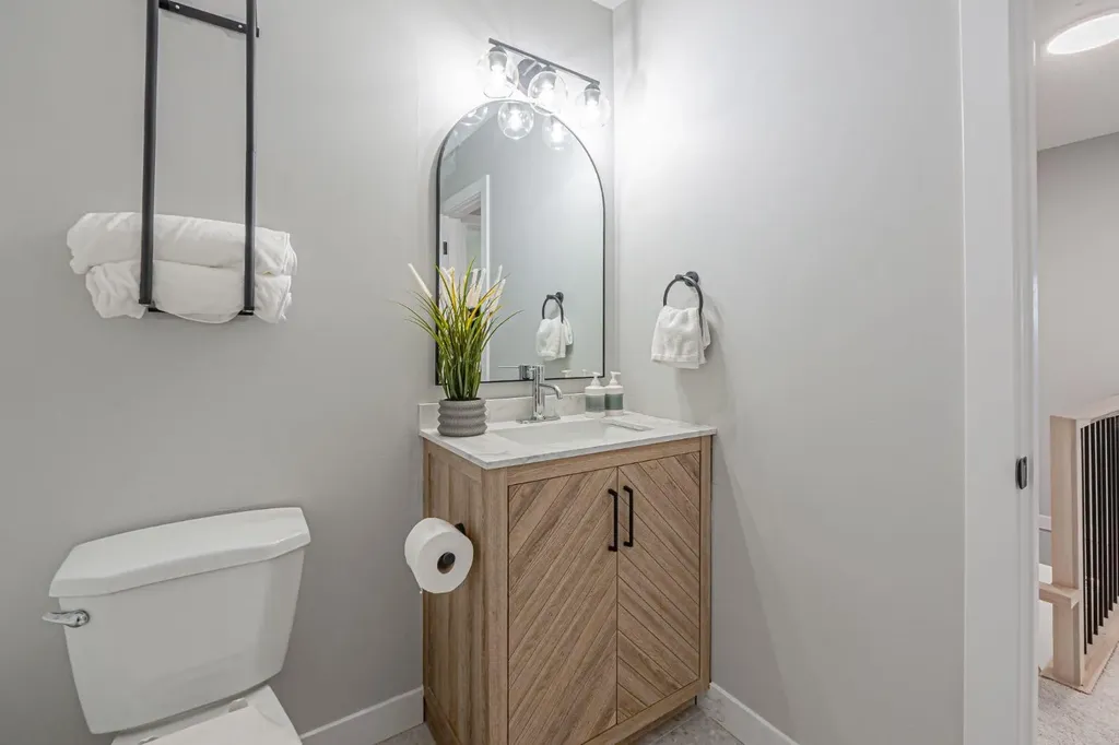 919 38 Street NE Calgary AB T2A6E1