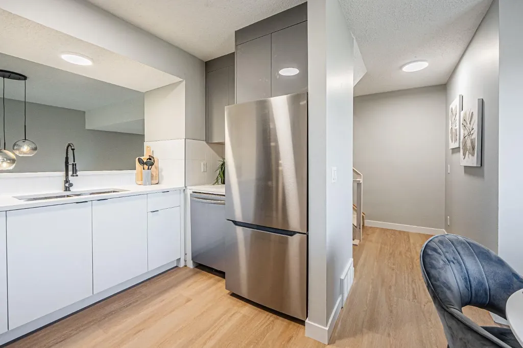 919 38 Street NE Calgary AB T2A6E1