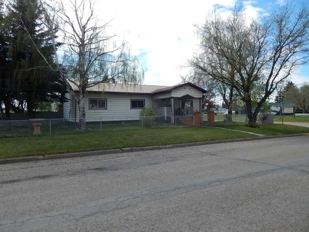2222 21 Street Bowden AB T0M 0K0