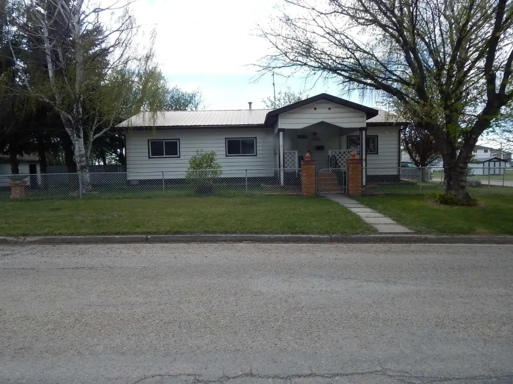 2222 21 Street Bowden AB T0M 0K0