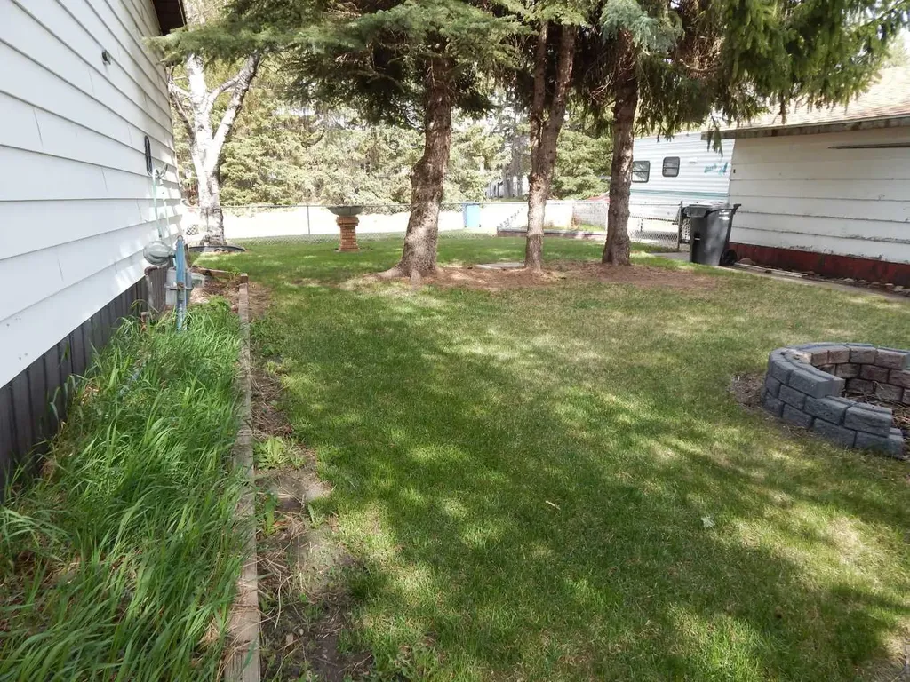 2222 21 Street Bowden AB T0M 0K0