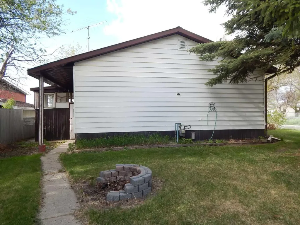 2222 21 Street Bowden AB T0M 0K0