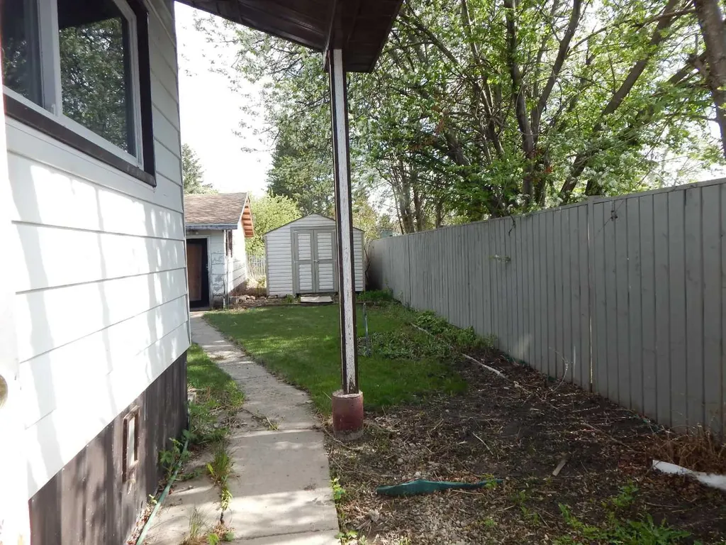 2222 21 Street Bowden AB T0M 0K0