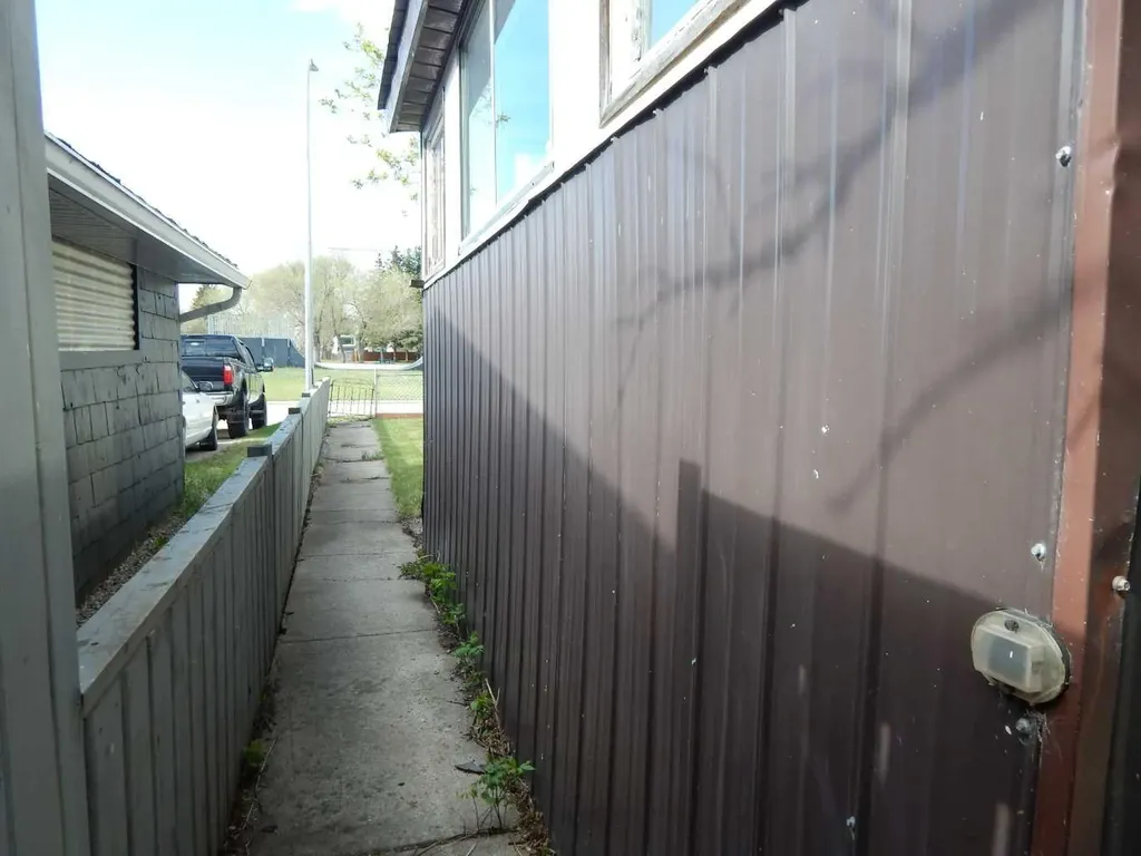 2222 21 Street Bowden AB T0M 0K0