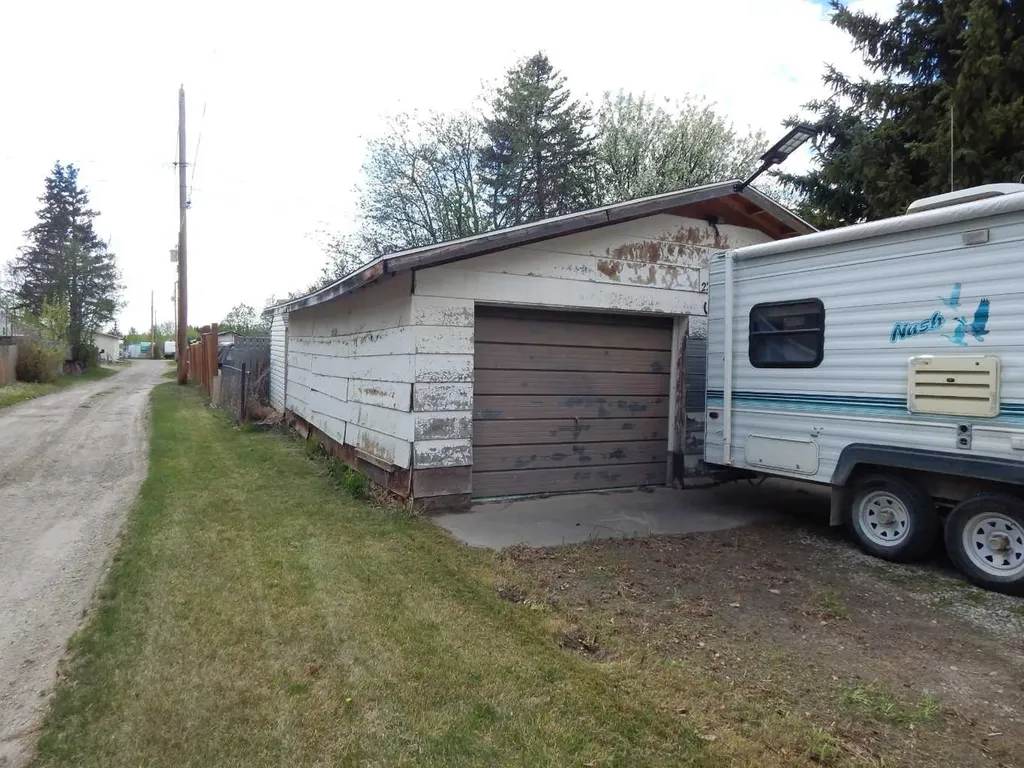 2222 21 Street Bowden AB T0M 0K0